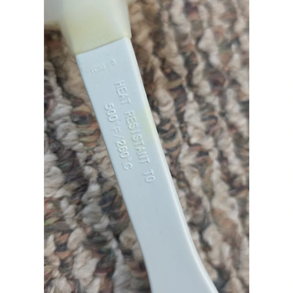 VTG Rubbermaid Silicone Scraper Spoon Spatula 1C50 High Heat Flexible Gray White